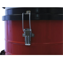 Vue détaillée d''un seau rouge pour aspirateur à cendres avec mécanisme de fermeture