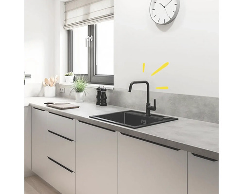 Évier de cuisine avec robinet dans une cuisine moderne