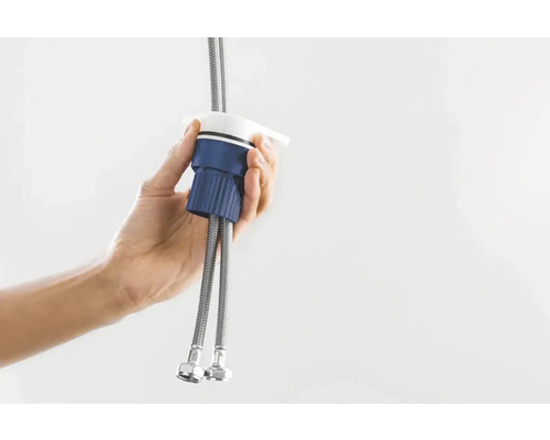 Une main tient un kit de montage pour robinet d''évier avec des tuyaux flexibles