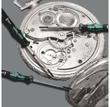 Wera Logo und drei Feinmechaniker Schraubendreher vor einem Uhrwerk