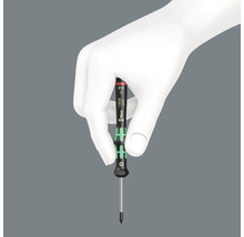 Tournevis cruciforme dans une main