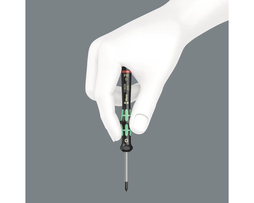 Tournevis cruciforme dans une main