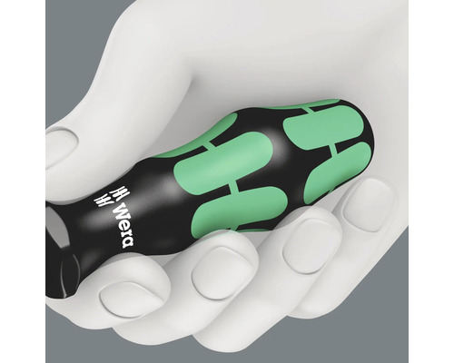 Schraubendreher mit Wera Logo in einer Hand