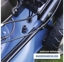Vue détaillée d''une tondeuse à gazon avec raccord d''eau pour un nettoyage facile
