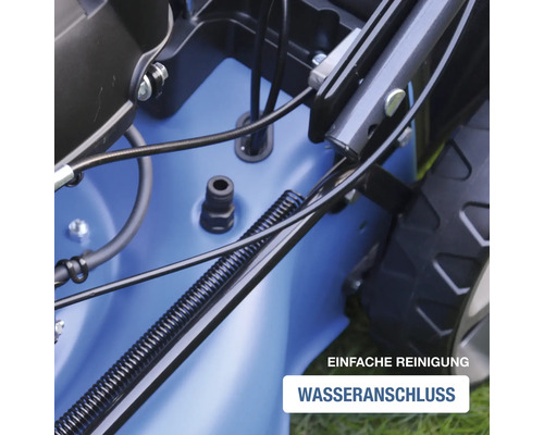 Vue détaillée d''une tondeuse à gazon avec raccord d''eau pour un nettoyage facile