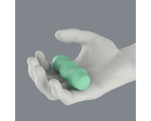 Grüner Igelball in einer Hand zur Massage