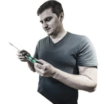 Ein Mann hält einen Schraubendreher.