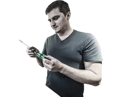 Ein Mann hält einen Schraubendreher.