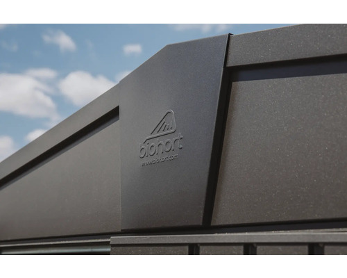 Detailansicht einer Terrassenüberdachung mit Biohort Logo