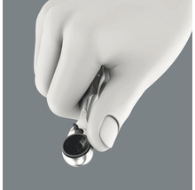 Eine Hand hält eine Knarre.