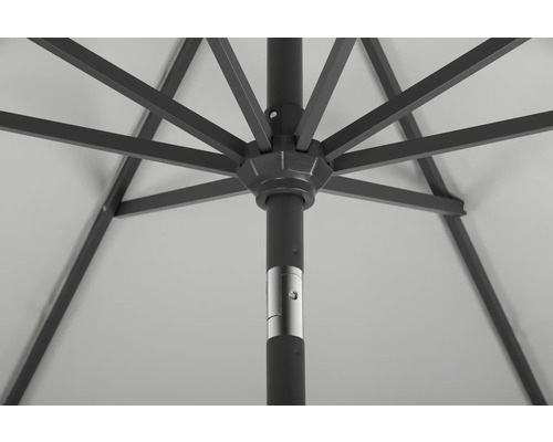 Detailansicht eines Sonnenschirms mit Metallgestell und Mast