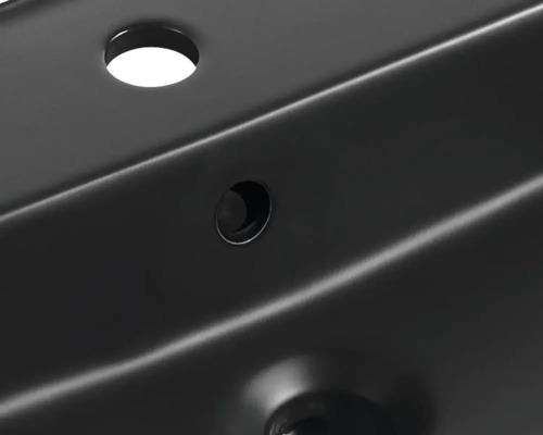 Detailansicht eines Waschtischs mit Hahnloch und Überlauf