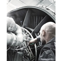 Un mécanicien entretenant un moteur d''avion.