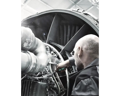 Un mécanicien entretenant un moteur d''avion.