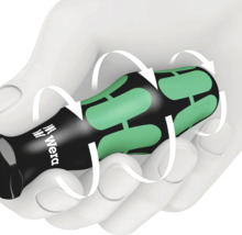 Logo Wera sur manche de tournevis dans la main avec des flèches de rotation