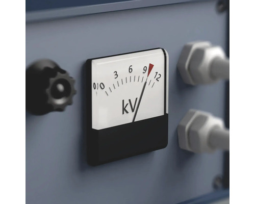 Gros plan d''un appareil de mesure avec un affichage en kilovolts