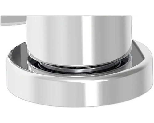 Gros plan du socle chromé d''un robinet.