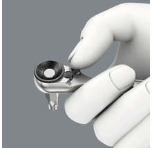 Eine Hand hält eine Wera Bit Ratsche