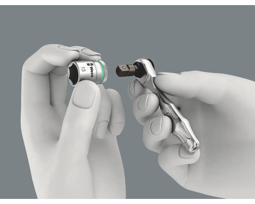 Darstellung einer Hand, die eine Wera Stecknuss und eine Ratsche hält.