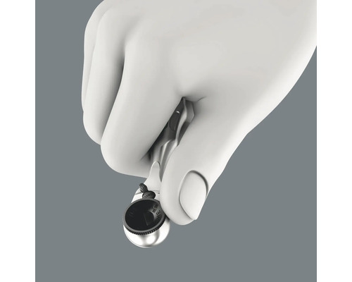 Eine Hand hält eine Mini-Knarre