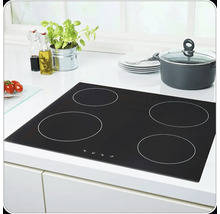 Plaque de cuisson vitrocéramique noire avec quatre zones de cuisson dans une cuisine moderne.