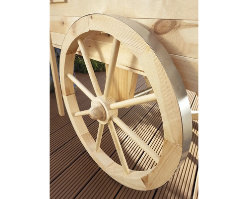 Holzrad für einen Bollerwagen mit Metallband