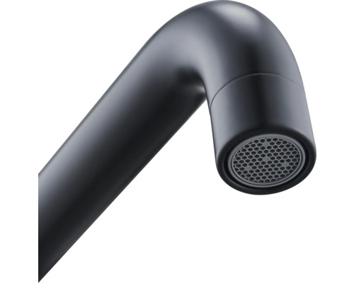 Gros plan d''un robinet noir.