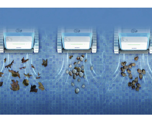 Trois robots de piscine nettoient les feuilles, les pierres et les saletés du fond de la piscine.