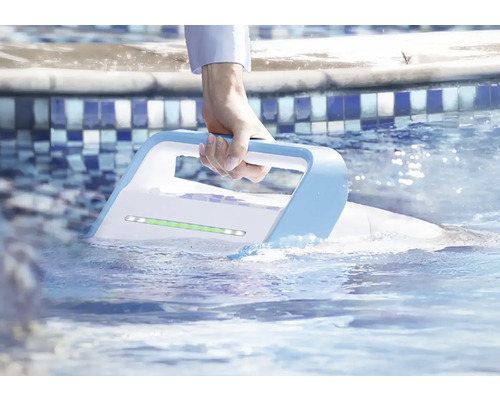 Une main tient un nettoyeur de piscine automatique dans l''eau