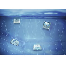 Nettoyeur de piscine sous l''eau avec motif de nettoyage
