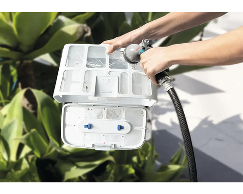 Nettoyage d''un nettoyeur de piscine avec un tuyau d''arrosage