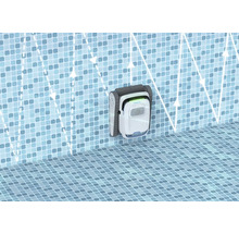 Piscine avec robot de nettoyage de piscine au mur