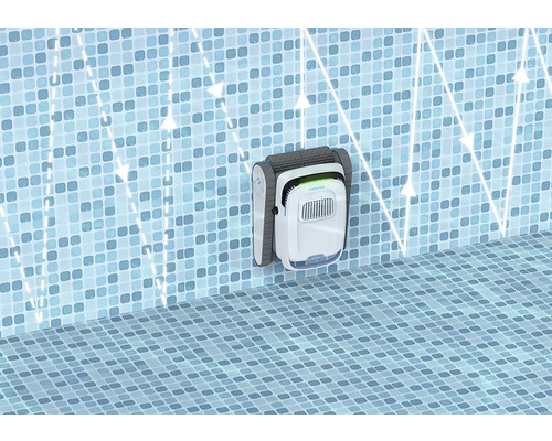 Piscine avec robot de nettoyage de piscine au mur
