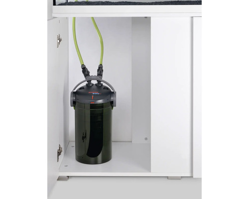Filtre externe d''aquarium dans le meuble bas