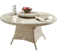 Table de jardin ronde en rotin avec plateau en verre, vaisselle et décoration