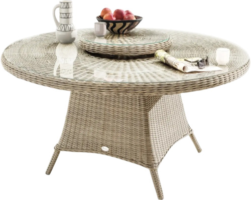 Table de jardin ronde en rotin avec plateau en verre, vaisselle et décoration