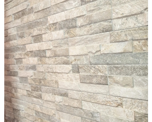 Wand mit Natursteinverblendern