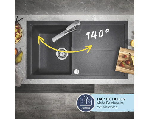 Draufsicht auf eine schwarze Küchenspüle mit einem um 140 Grad schwenkbaren Wasserhahn