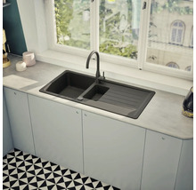 Küchenspüle mit Abtropffläche und Armatur unter einem Fenster