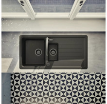 Aufnahme von oben einer grauen Küchenspüle mit Abtropffläche und Wasserhahn