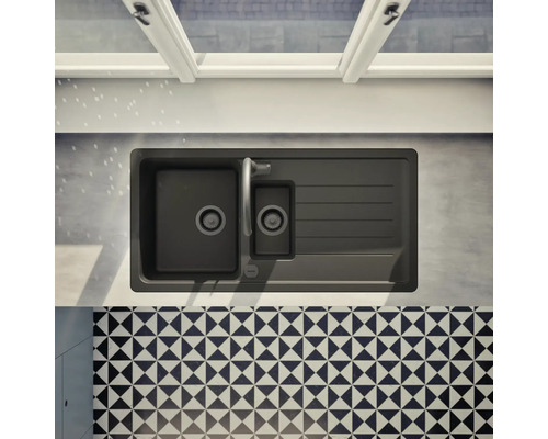 Aufnahme von oben einer grauen Küchenspüle mit Abtropffläche und Wasserhahn