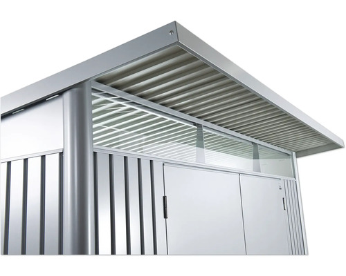 Detailansicht eines Gerätehauses mit Metalldach und Sichtfenster