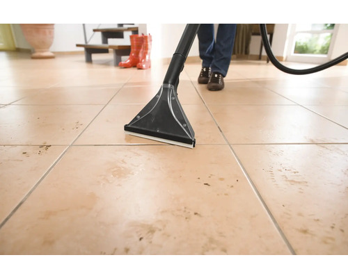 Nettoyage de sol avec un aspirateur-laveur sur un sol carrelé