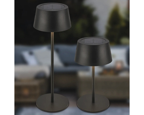 Deux lampes solaires d''extérieur sur une table de jardin