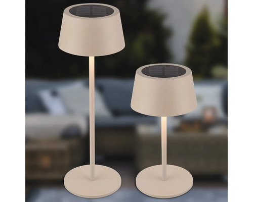 Deux lampes solaires d''extérieur sur une table