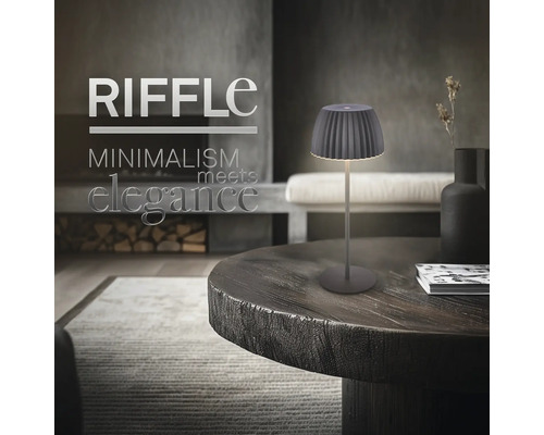 Lampe de table sur une table dans un salon