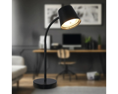 Lampadaire noir avec col de cygne flexible devant un bureau