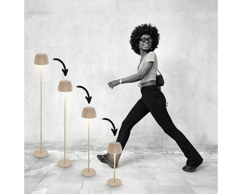 Scène avec quatre lampes de différentes hauteurs et une personne qui passe.