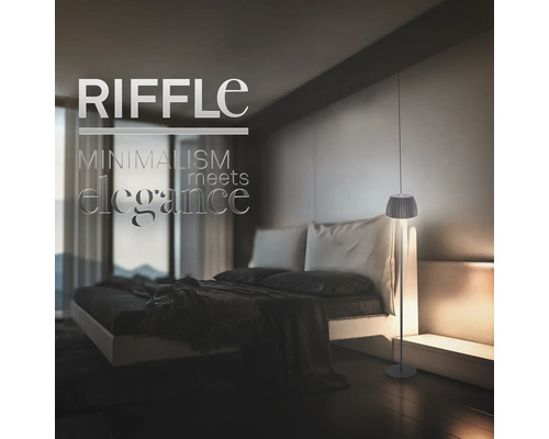 Chambre avec lit double et lampadaire