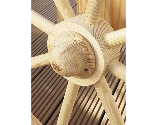 Detailaufnahme eines Holzbrunnens mit Speichenrad